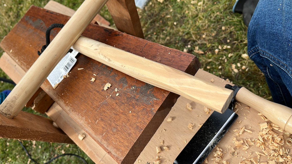 kirisute's tweet image. So today I made a shave horse! And I will using it make a selfbow greenwood longbow from ash. And eventually hopefully a full seasoned yew longbow! #bowmaking #medievalcraft