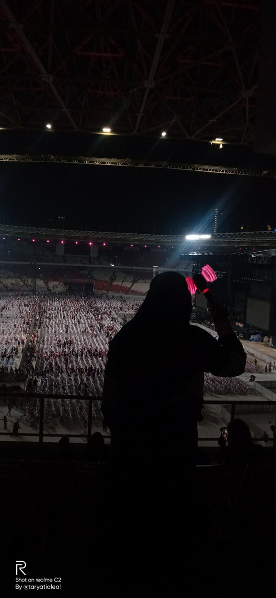 taryatialeal's tweet photo. Akhirnya kesampaian liat pink ocean ngeliat konser @BLACKPINK , selama nonton cuman dua kalimat yg keluar gila 'cantik banget' 'keren banget'.enjoy banget malam ini ga akan terlupakan 🥰 . #BORNPINKinJakartaDay2 https://t.co/8R6C9SBv6q