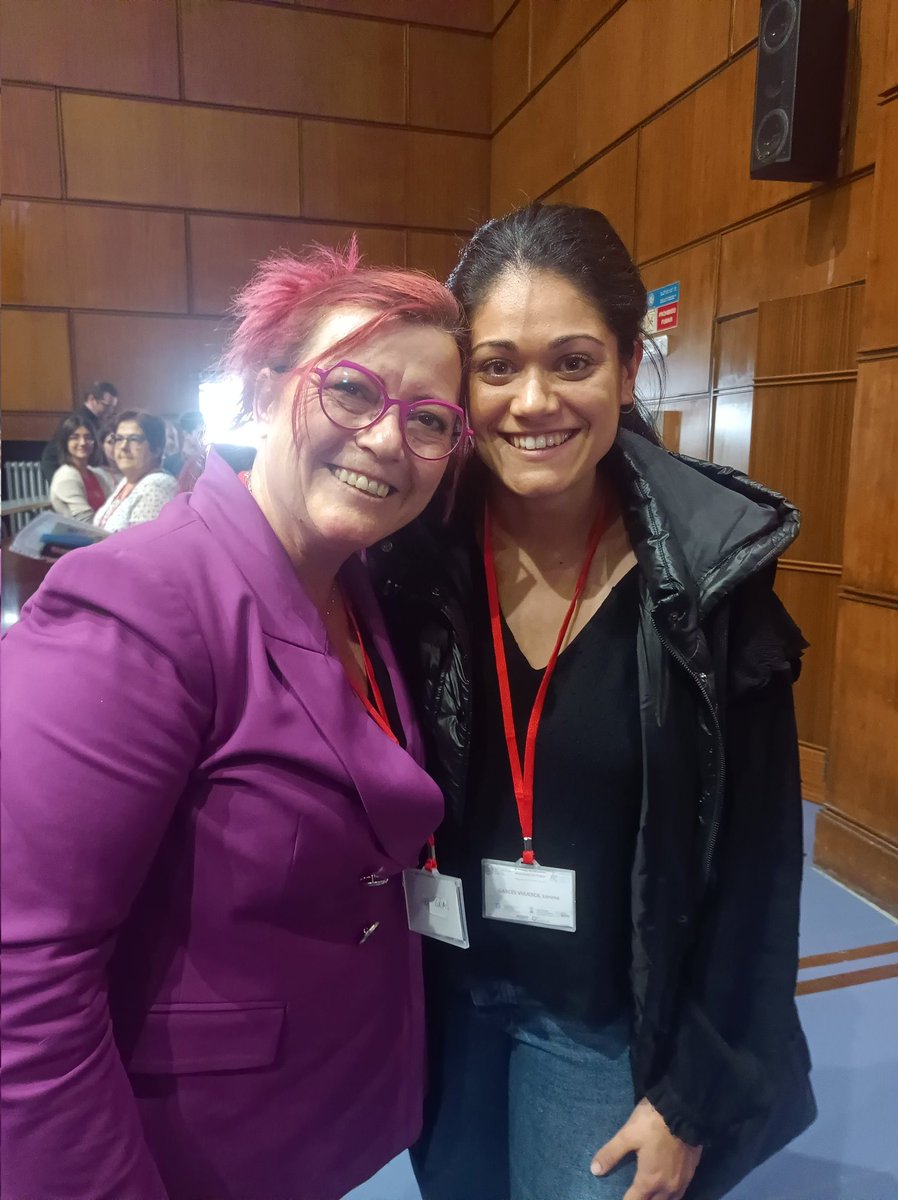 lorena__gv's tweet image. ¡Qué ilusión tener una foto con @ClaraGrima! No pude charlar con ella porque perdía el tren pero su clausura en las #VJEMA me encantó. Ella si que es toda una influencer de las matemáticas 💜