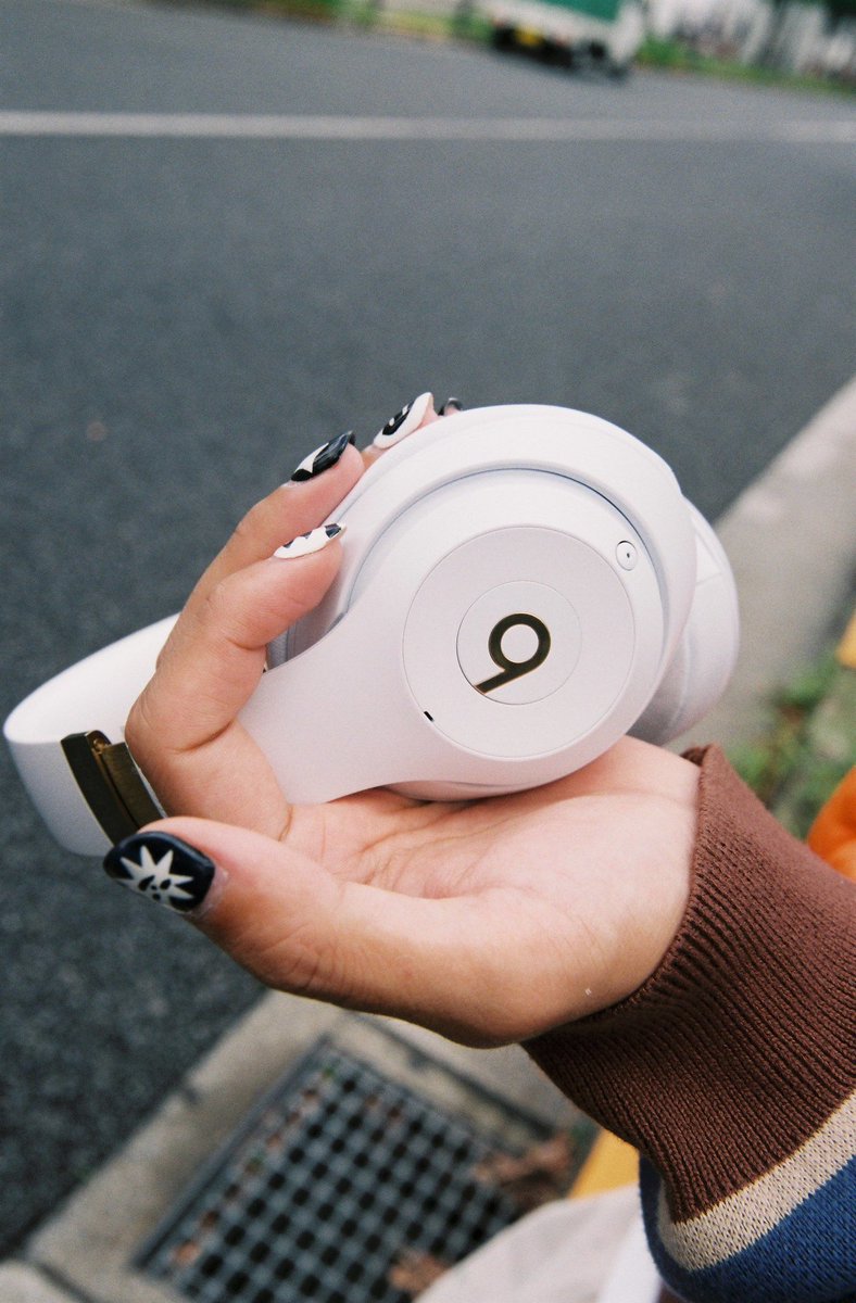 belleStoreInc's tweet photo. Outdoor Studio Essentials with #iPhone14ProMax and Beats #Studio3Wireless — Shop via https://t.co/BlD1Tl6CbS — #beatsbydre #beats #headphones #music #sport #workout #yoga #exercise #model #work #fashion #magazine #business #health #fitness #books #applemusic #photography #applewatch
