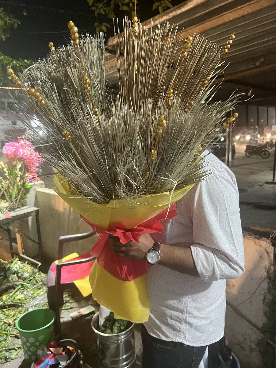 siddharthgzp's tweet photo. लोग फूलों का गुलदस्ता देते हैं और मैं झाड़ुओं का गुलदस्ता …. सफ़ाई मेरे लिये सबसे अधिक प्रिय है और यह गुलदस्ता फोटो वाला पाँच प्रदेशों की झाड़ुओं से सजा है ….. मैं जिस प्रदेश में जाता हूँ वहाँ की झाड़ू ज़रूर लेकर आता हूँ …. जागरूकता के साथ अलग अन्दाज़ भी https://t.co/DLv7pmWF54