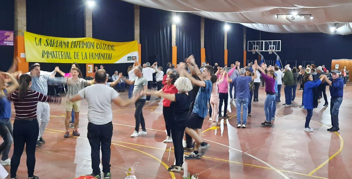 somsardana's tweet photo. Ens arriben imatges del 51è Aplec de la Sardana a Celrà 🤩 amb les cobles @CoblaCiutatdeGi @Cobla_Medi i @CoblaBisbalJove 

#aplec #sardanes #ballem https://t.co/3IKfAIE05E