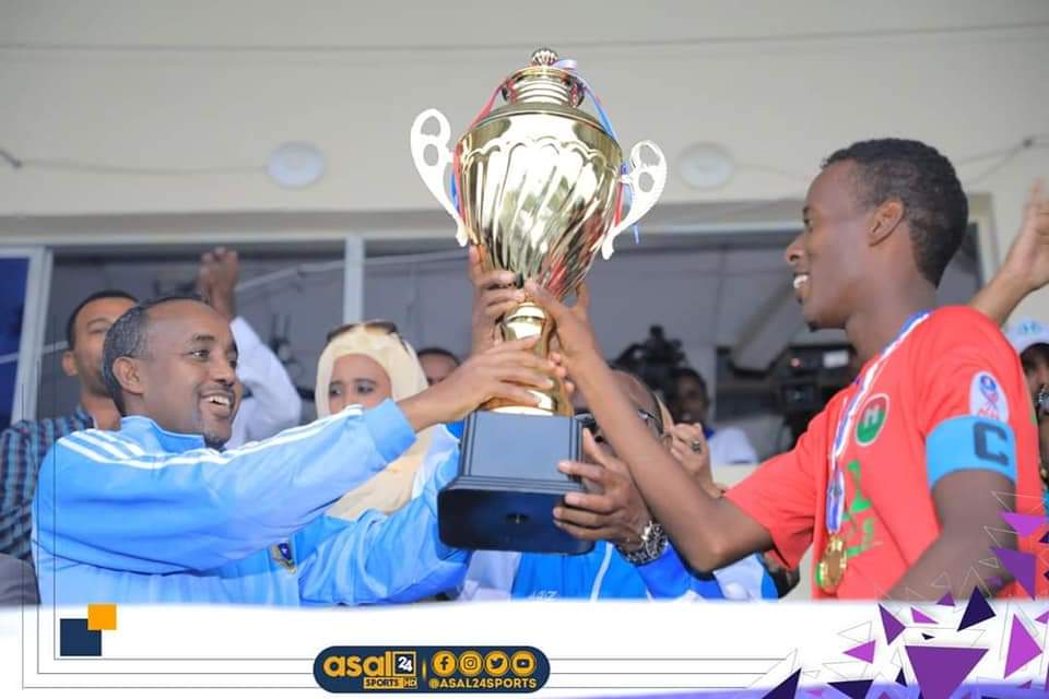 Abooke_'s tweet photo. Ma jiraan wax sir ah oo lagu guuleysto. Waa natiijada, diyaargarow, shaqo adag, iyo barashada guuldarada. Guul #shingaani 🥇🏆⚽ champions again and again, sanadkan koobka meel ayuu usocdaa wana dhankeena, win together 💪🏻❤️💚!!! #shingaaniFc #tartankadegmooyinka #asal24 #Shingani https://t.co/LyUtriuLmm