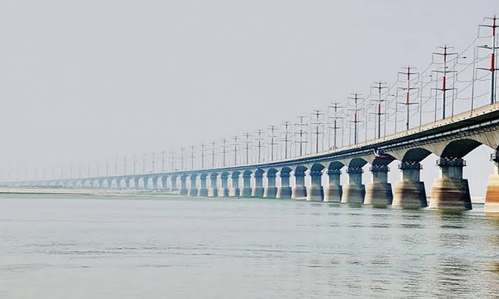 SailaRichi's tweet photo. In #Bangladesh, the rivers are "living entities". 
🚫🌊STOP!🚫 The proposal by #BWDB to narrow the #Jamuna river to 6️⃣.5️⃣km is ❌UNSCIENTIFIC and ABSURD❌. 🛑CANCEL this project🛑 before irreparable damage is done to our environment and ecosystem!  #SaveJamuna  #FridaysForFuture https://t.co/y90uJYgGjg
