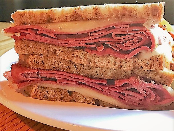 tumanstap's tweet image. Another day of #StPatricksDay celebrations! We're featuring #CornedBeefandCabbage (w/ baby red potatoes &amp;amp; carrots), #CornedBeef &amp;amp; Swiss on rye + Magners, #Guinness, Sullivan's Maltings Irish Red Ale &amp;amp; of course, Paddy's Irish Whiskey! 
#stpaddyschicago #chicagobars (pic: TLM)