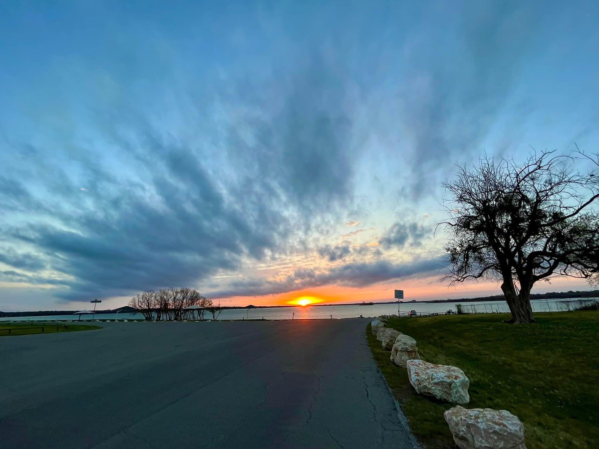 Raise. 
Shine. 
Run all the miles. 
📸: Lianne R
.
.
#lgraw #rungrapevine #grapevinelake #lakeviewpark #grapevinetx #sunrise #sunriserun #running #runners #run #runchat  #nofilter