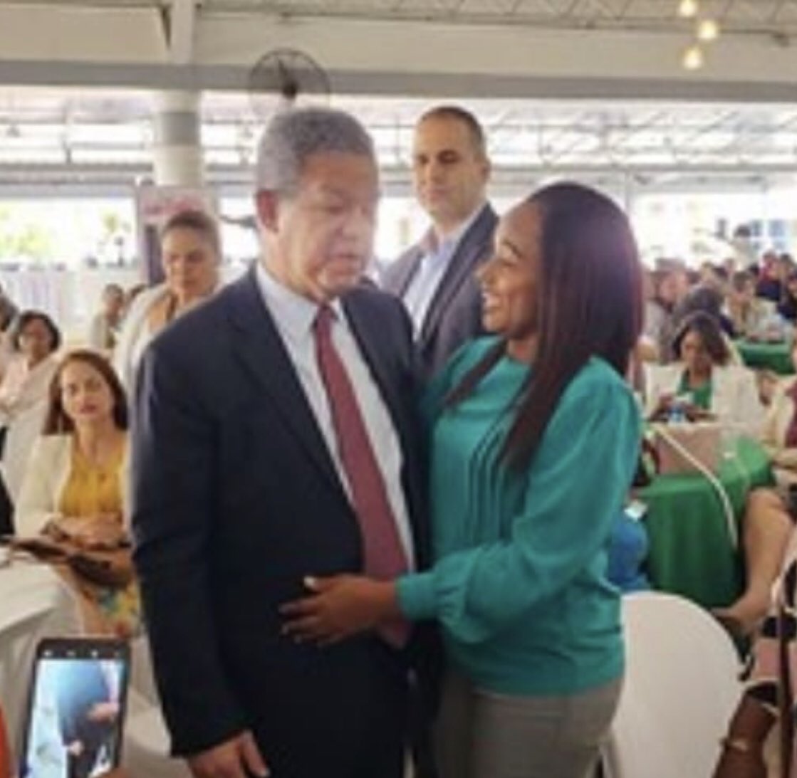Yoshiracastro3's tweet photo. Siempre es un placer compartir con mi líder político! #conel #Milider #Leonelpresidente @LeonelFernandez https://t.co/Xfvz3uSvtd