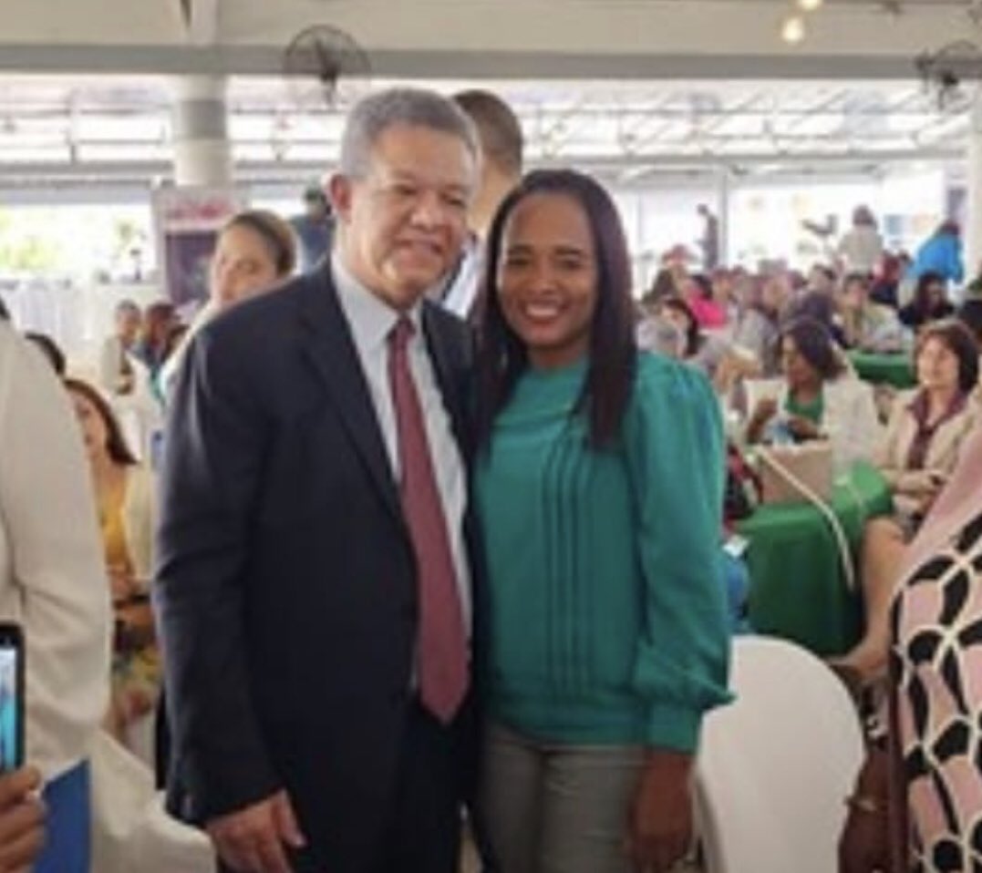 Yoshiracastro3's tweet photo. Siempre es un placer compartir con mi líder político! #conel #Milider #Leonelpresidente @LeonelFernandez https://t.co/Xfvz3uSvtd