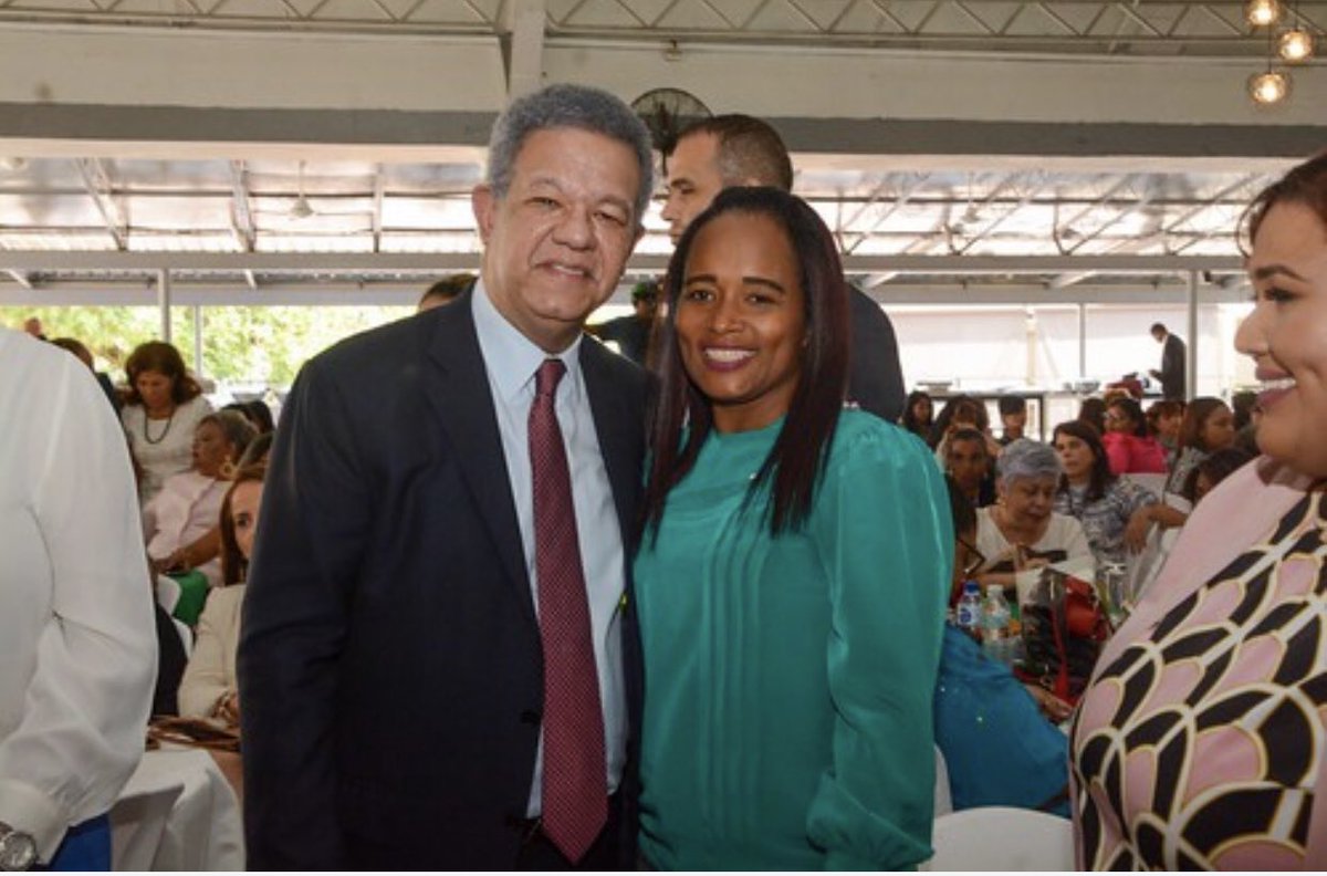 Yoshiracastro3's tweet photo. Siempre es un placer compartir con mi líder político! #conel #Milider #Leonelpresidente @LeonelFernandez https://t.co/Xfvz3uSvtd