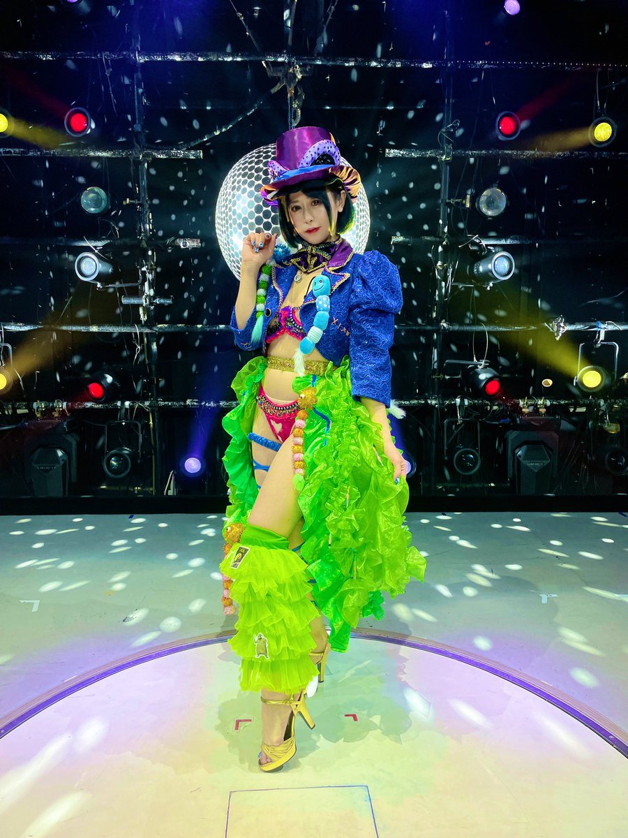 nono_maeda's tweet photo. 明日楽日ということで今回もこだわりの
ベット着公開😊
こちらの画像のウギーブギーの色合いとデザインをもとにデザイン画をおこしていただき天才エリさんに作ってもらいました💖
足かせにナイトメアー・ビフォア・クリスマスシールをラミネートしてつけて差し色に青ラメのレッグラップをつけました✨ https://t.co/f2d75tfOKF