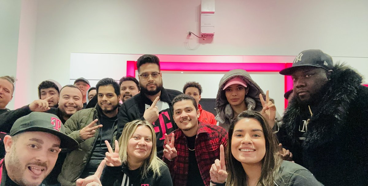 Stathi25's tweet photo. Awesome store meeting at Wheaton. Team is ready to crush it! @mimmsss93 @SellPhones4 #marchto100 https://t.co/1vetcix1Uw