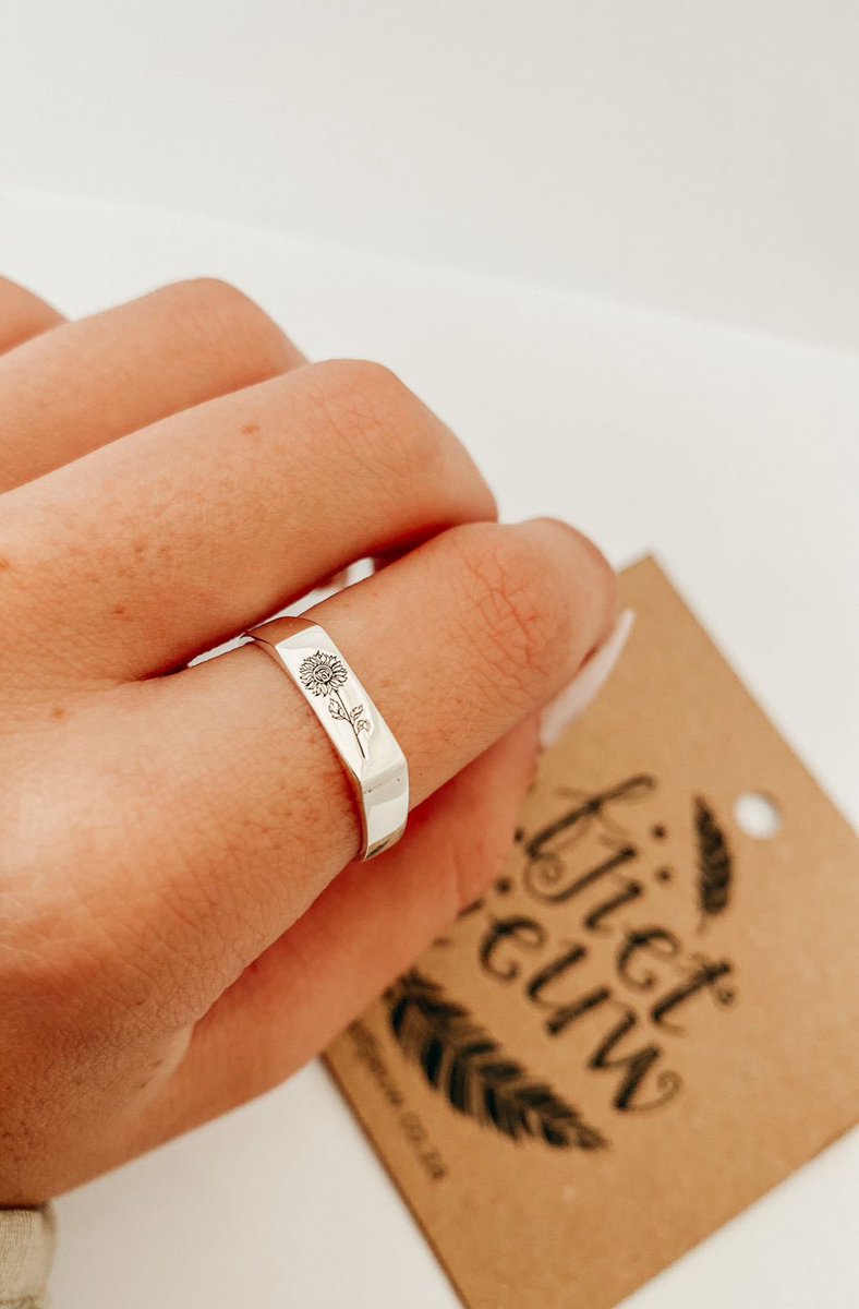 FFjieuw's tweet image. Sterling Silver Sunflower Box Ring! 

Photo credit: @cameron_dow_ 

#sterlingsilver #box #boxring #ring #laserengraving #laserengraved #sunflower #fjiet#wedeliverhappiness