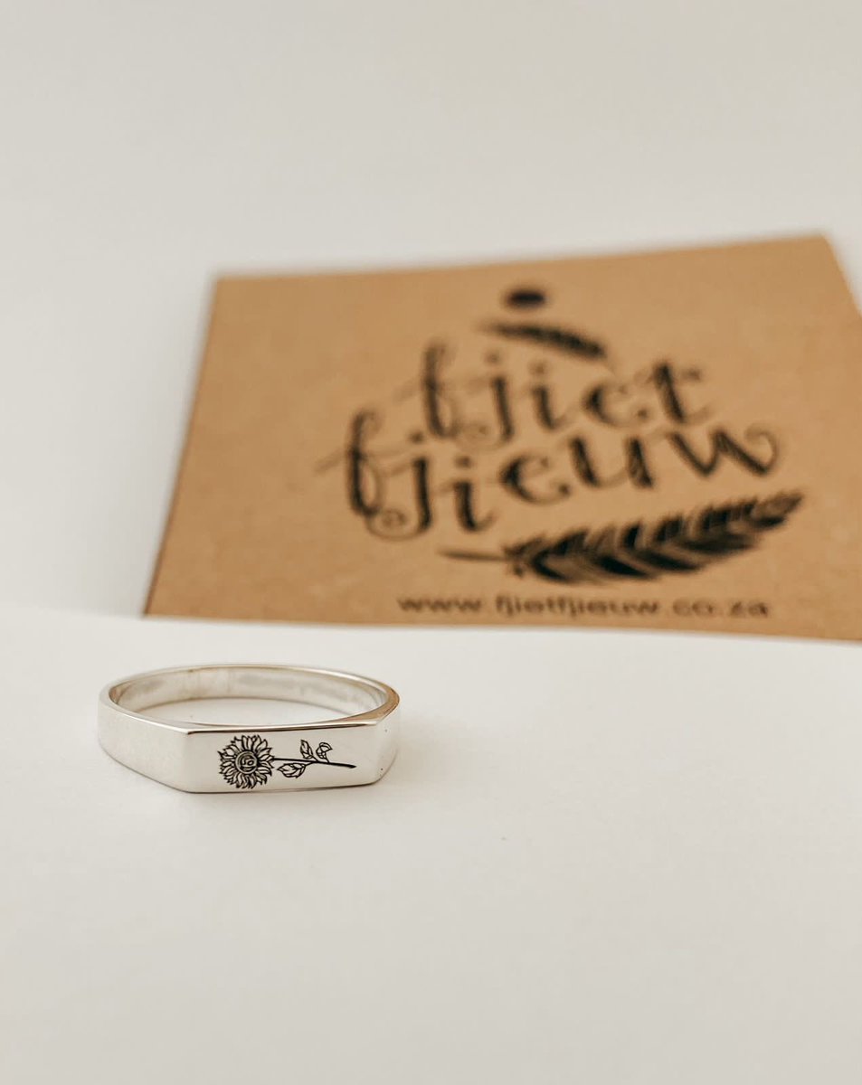 FFjieuw's tweet image. Sterling Silver Sunflower Box Ring! 

Photo credit: @cameron_dow_ 

#sterlingsilver #box #boxring #ring #laserengraving #laserengraved #sunflower #fjiet#wedeliverhappiness