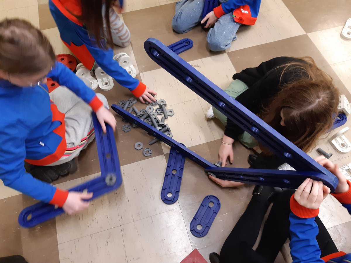 1st Sandy Guides completed some construction challenges at a session led by the Royal Navy, to develop their team working skills. @BedsGuides @gguidinganglia @Girlguiding @CdrFCampbell #GetInvolved #TogetherWeInspire #AllGirlsCanDoAnything