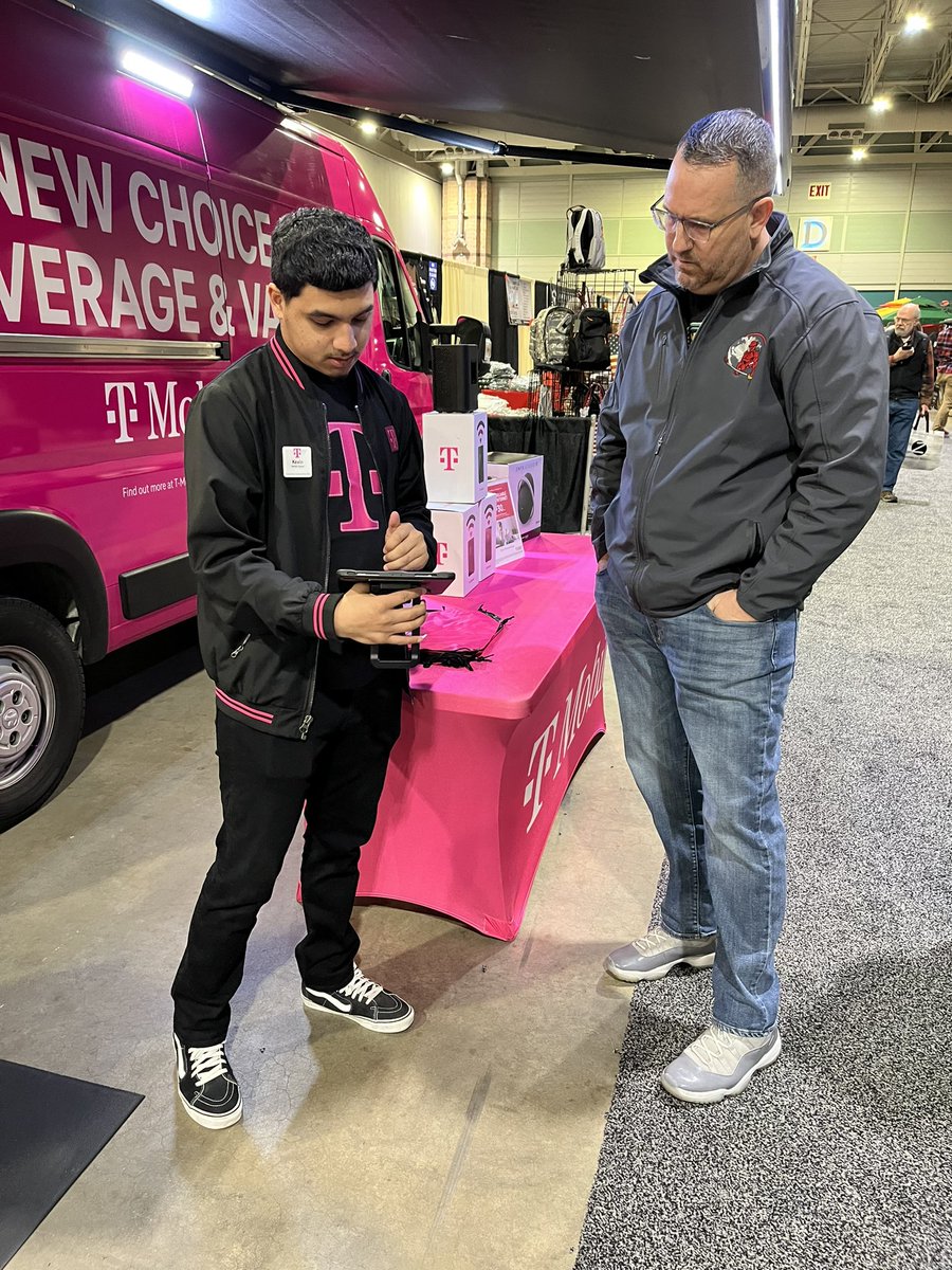 CarlosMTmobile's tweet photo. We here at the RV show. Sharing why T-Mobile is the best for RV and home internet needs #TMobile #TmobileHomeInternet https://t.co/5OnMTYNIFl