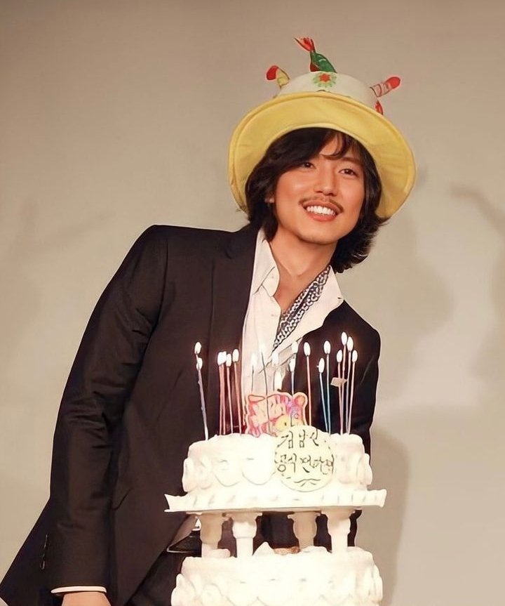 dwitacrafter's tweet photo. Happy birthday, dear Kim Nam-Gil
@gilstory_ent 
Laugh a lot, sing more, and shine more and more.
Many more blessings to come...
🎂🎶💕🌺 https://t.co/gwAO3YsJ94