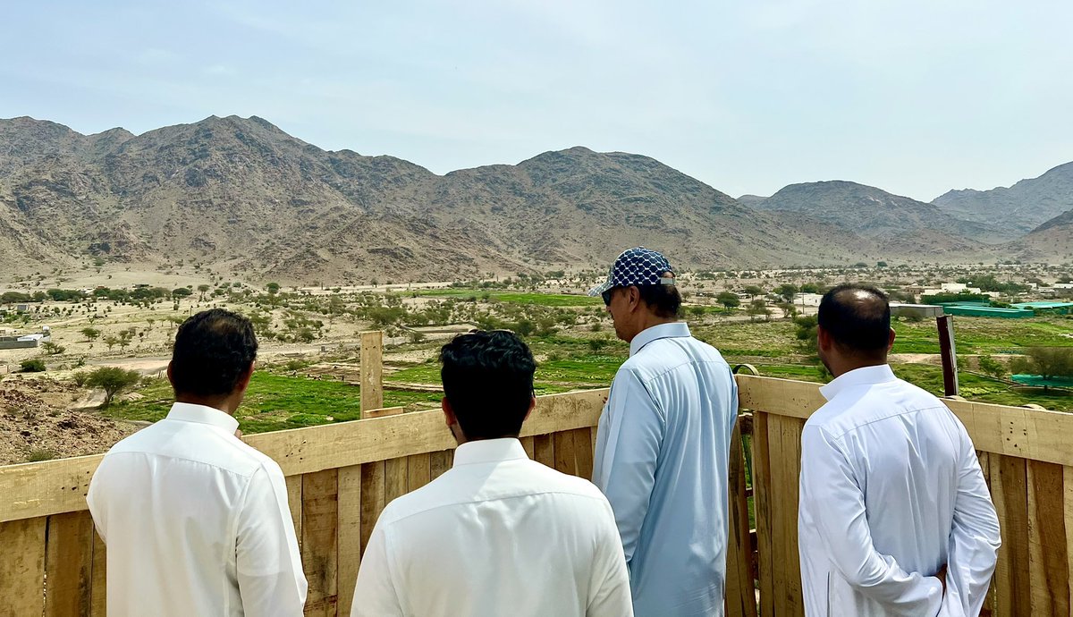 رجل الأعمال السعودي الشيخ #عبدالمحسن_الحكير الغني بخلقه والأنيق بسمو نفسه المتميز بحب وطنه تشرف اخي عياد مالك #نقوة_النعناع بالالتقاء به بالرياض فاعجب بطموحه واوفى بوعده وشرفنا داعمًا للشباب،توجيهاته اختصرت علينا الطريق وجل حديثه حول رؤية #ولي_العهد والمستقبل الواعد لشباب الوطن🇸🇦