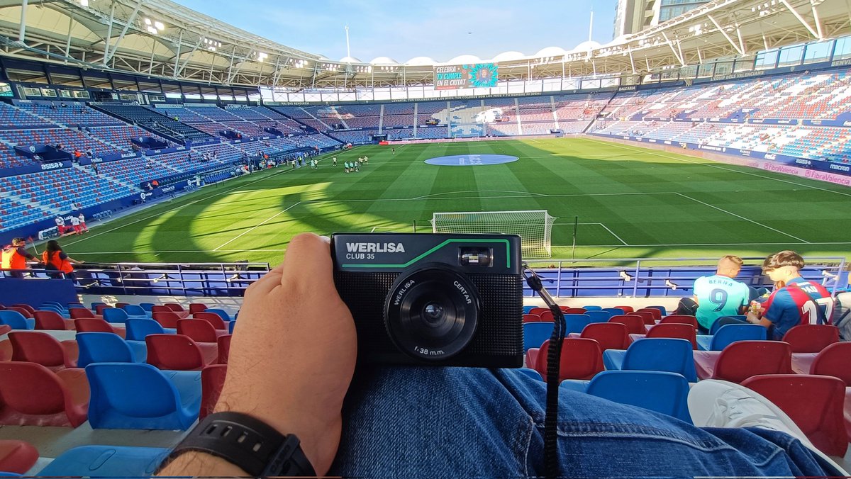 DaReInt's tweet photo. Vuelve al #CiutatDeValencia una vieja conocida. #WerlisaClub35 #MaxoLlevant 🐸📷 https://t.co/blizr5NVvd