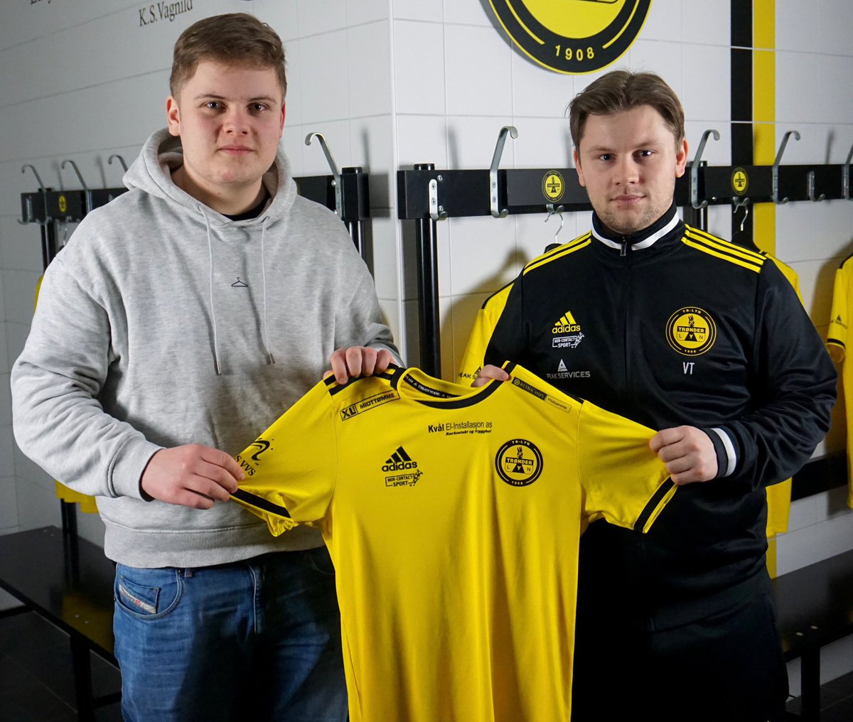 🎙️| 𝗛𝗘𝗥𝗘 𝗪𝗘 𝗚𝗢 : Aastum

Philip Aastum har signert kontrakt med TRLYNSR ut 2023 som en del av vårt speakerteam

Stemmen av Lerkendal blir også stemmen av Sørøya i 2023

Velkommen til 🐯 <a href="/AastumPhilip/">Philip Aastum</a> 👋

#trlynsr2023 #newsigning