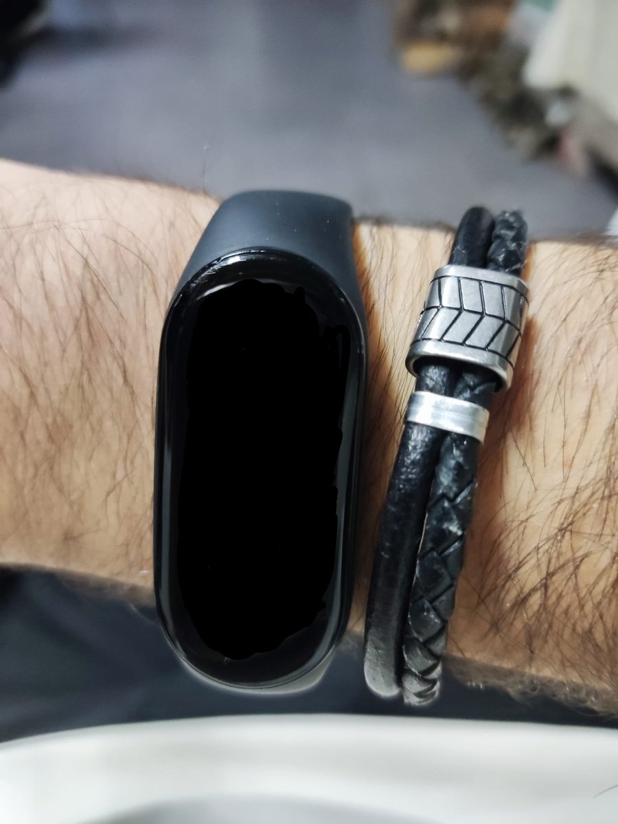 __black14__'s tweet photo. É essa a pulseira a parte prateada devia tar no meio da pulseira mas ya 
O fecho dela é prateado também
A foto não é a melhor e a pulseira também não está nos seus melhores dias mas dava tudo para a ter de novo https://t.co/ugJxpJ9dAI