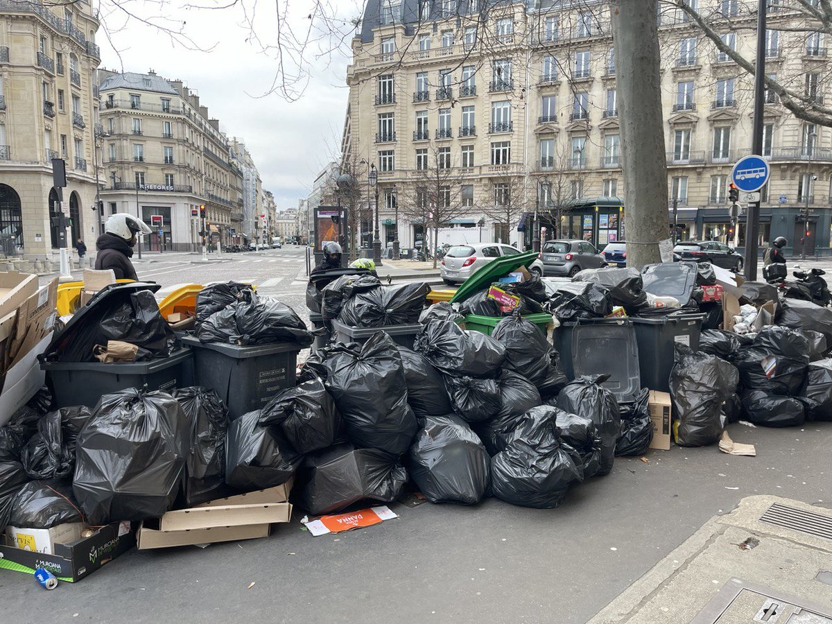 Mediavenir's tweet photo. ❌🇫🇷 FLASH - La grève des éboueurs "est reconduite jusqu'à mercredi" à #Paris. (BFMTV) #GreveGenerale https://t.co/ZeMX9qYLHb