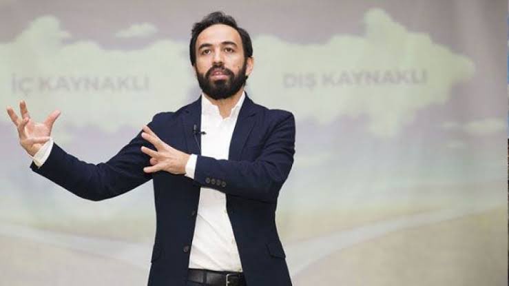 Üniversite sınavlarında Türkiye 56.sı olmuş, Boğaziçi’ni birincilikle, Harvard’ı 4.00 ortalamayla bitirmiş, üstüne de Cambridge’de Doktora yapmış Özgür Bolat tüm bu başarıların ardından şaşırtıcı şekilde bunların önemsiz olduğuna kanaat getirmiş ve şunları söylüyor: