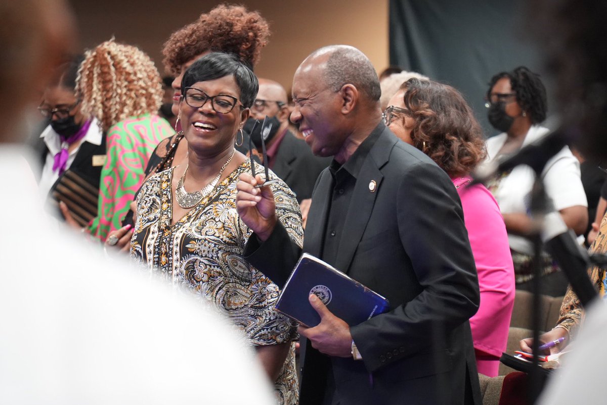 SylvesterTurner's tweet image. We are truly on a battlefield for our Lord. 

May He give us the grace to run our Christian race. 

He heals wounded spirits and appoints our soul a place. 

We promise we will serve him forever. 

@TCWWHouston #IAmTCWW