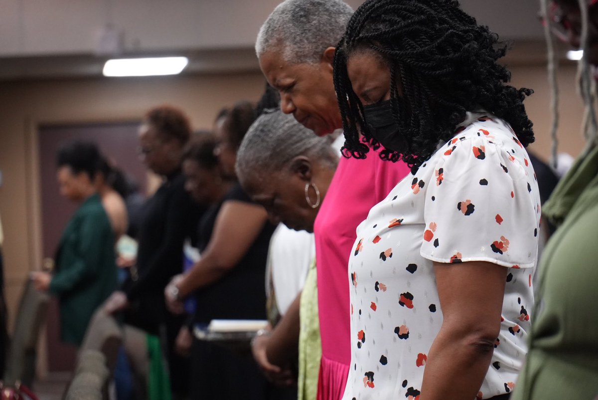 SylvesterTurner's tweet image. We are truly on a battlefield for our Lord. 

May He give us the grace to run our Christian race. 

He heals wounded spirits and appoints our soul a place. 

We promise we will serve him forever. 

@TCWWHouston #IAmTCWW