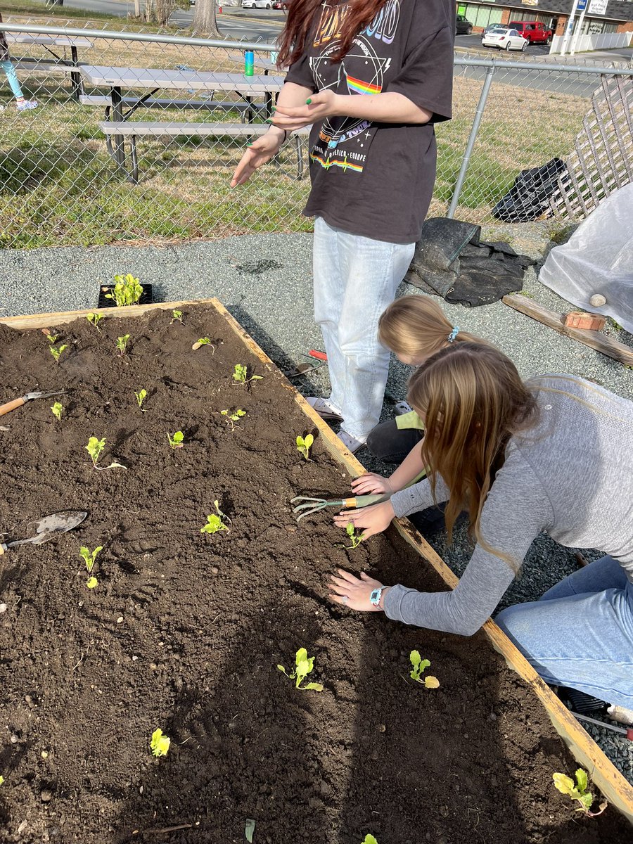scomorrison's tweet photo. Spent my Thursday morning at Elon Elementary working with 5th and 2nd grade students in their garden, and spent the afternoon @eaepanthers for garden club with 3rd, 4th, and 5th graders! #teachingoutside #gardenbasedlearning #ElonEd #enviroed https://t.co/gxvi5qEvmu