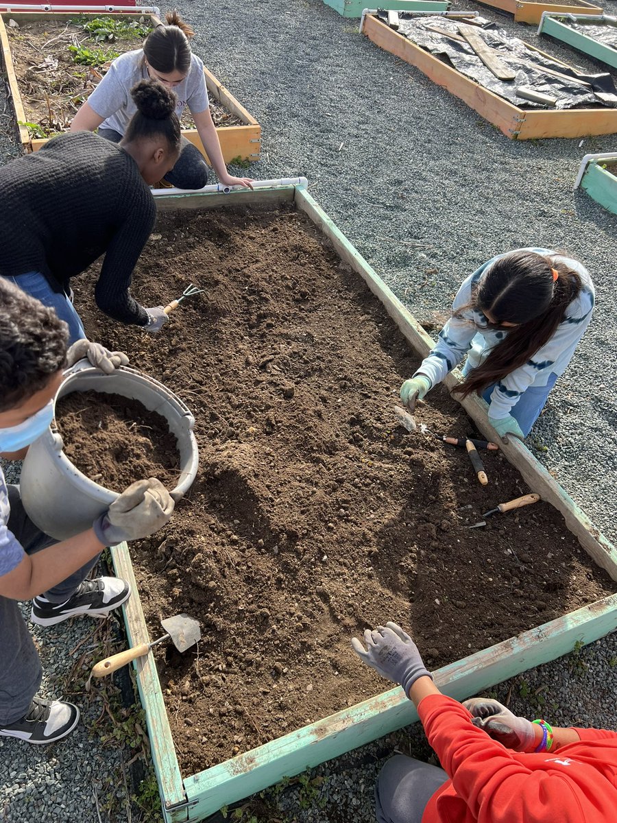 scomorrison's tweet photo. Spent my Thursday morning at Elon Elementary working with 5th and 2nd grade students in their garden, and spent the afternoon @eaepanthers for garden club with 3rd, 4th, and 5th graders! #teachingoutside #gardenbasedlearning #ElonEd #enviroed https://t.co/gxvi5qEvmu