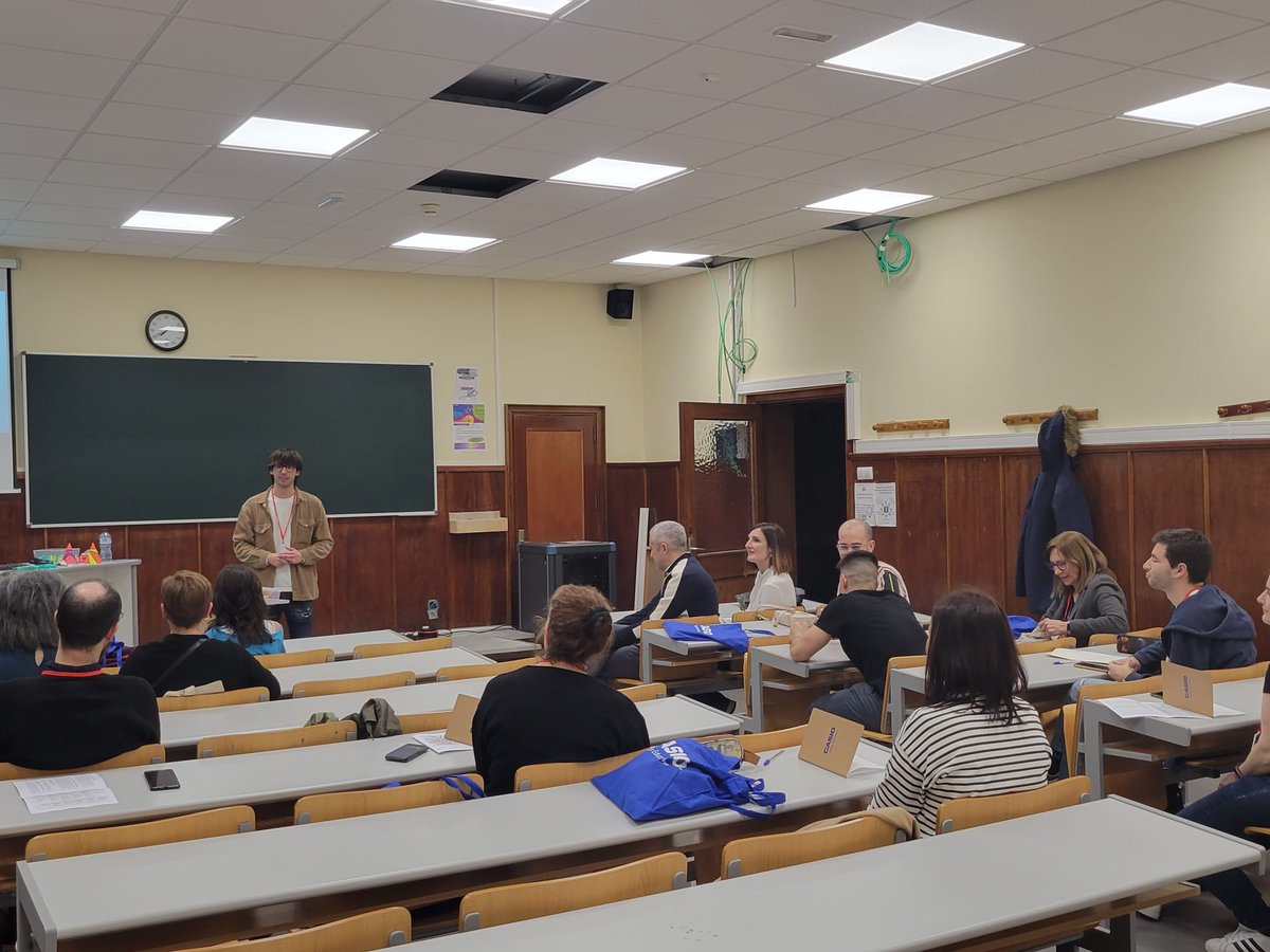 carloscarbone20's tweet image. Gracias a la @SAPMciruelos por la organización de las #VJEMA y por darme la oportunidad de visibilizar lo que estamos haciendo desde @vayaprimos. Qué importante es la divulgación para que la sociedad valore el papel de la ciencia. Seguro que repetiremos.