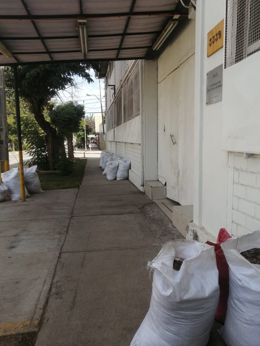 ComiteCpt's tweet photo. Estos sacos con tierra llevan más de 10 días en la vereda de la corporación municipal.  ¿Qué pasa con los vecinos con movilidad reducida o los que llevan a sus hijos en coches de paseo? ¿Cuánto tiempo mas tardaran en limpiar la vereda? @muni_renca @cn_castro https://t.co/oeF4II5l6F