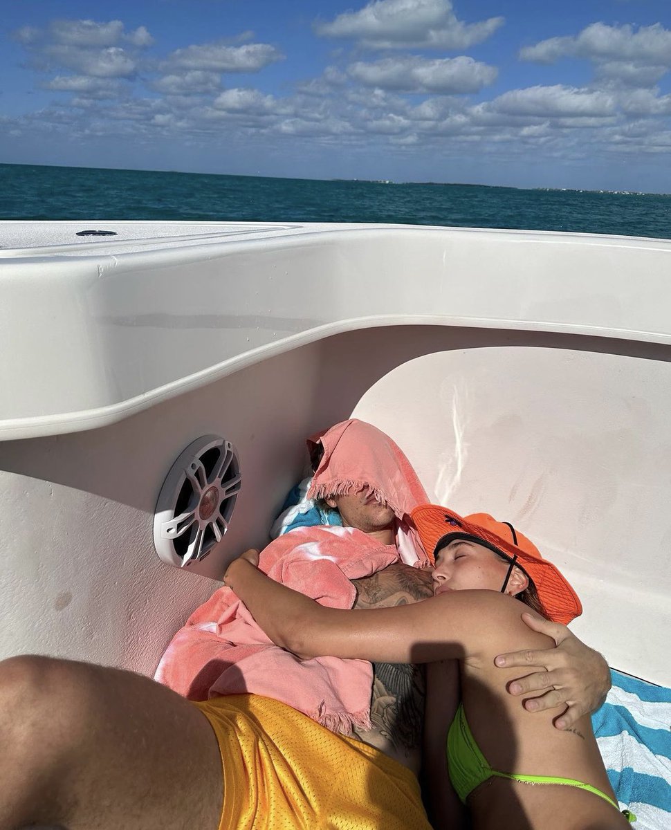 sighrems's tweet photo. la respuesta de justin a todo el hate fue q mientras ustedes lloran, él y su mujer son felices🥰 https://t.co/APctXkA4wl