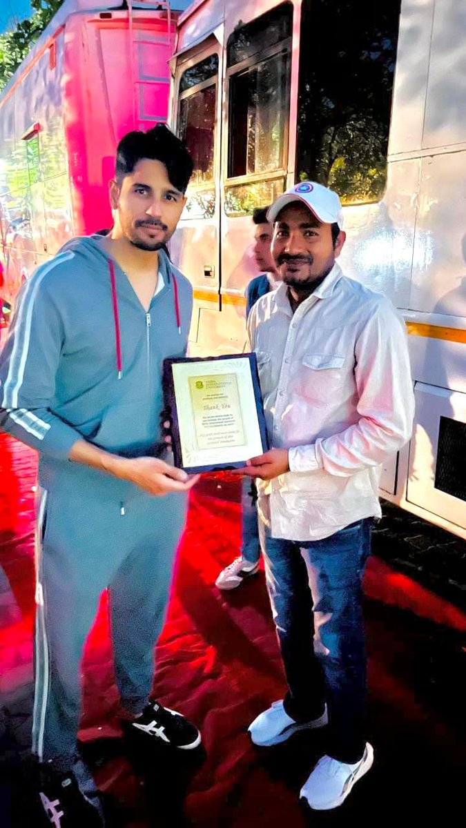 New Pics: <a href="/SidMalhotra/">Sidharth Malhotra</a> with a fan on the sets of #Yodha in Noida today 💥 

#SidharthMalhotra