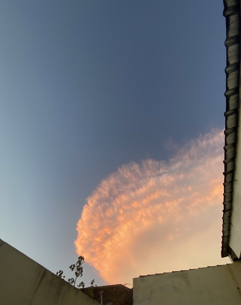 rendidirawan's tweet photo. Nggak tahu, emang beberapa hari ini langit lagi cantik banget :) https://t.co/Gzoxe7Qmgh