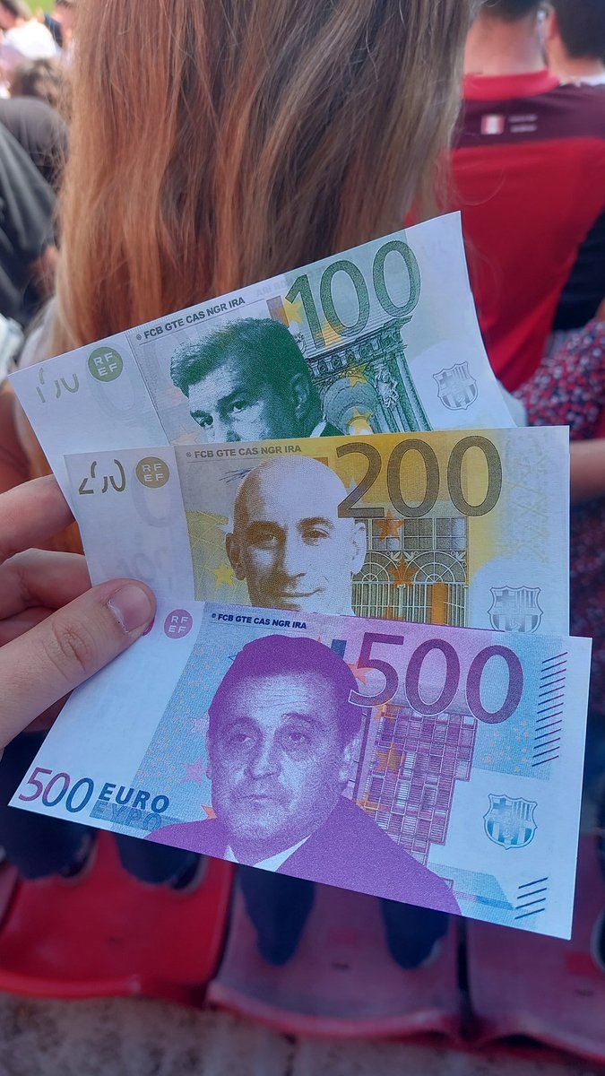 RMadridistaReal's tweet photo. 💷 La afición del Sevilla FC condena el 'Barçagate': lluvia de billetes con los rostros de Laporta, de Rubiales y de Negreira en el Estadio Ramón Sánchez Pizjuán. 📷 @PABL0SA https://t.co/FZf5iKlkMs