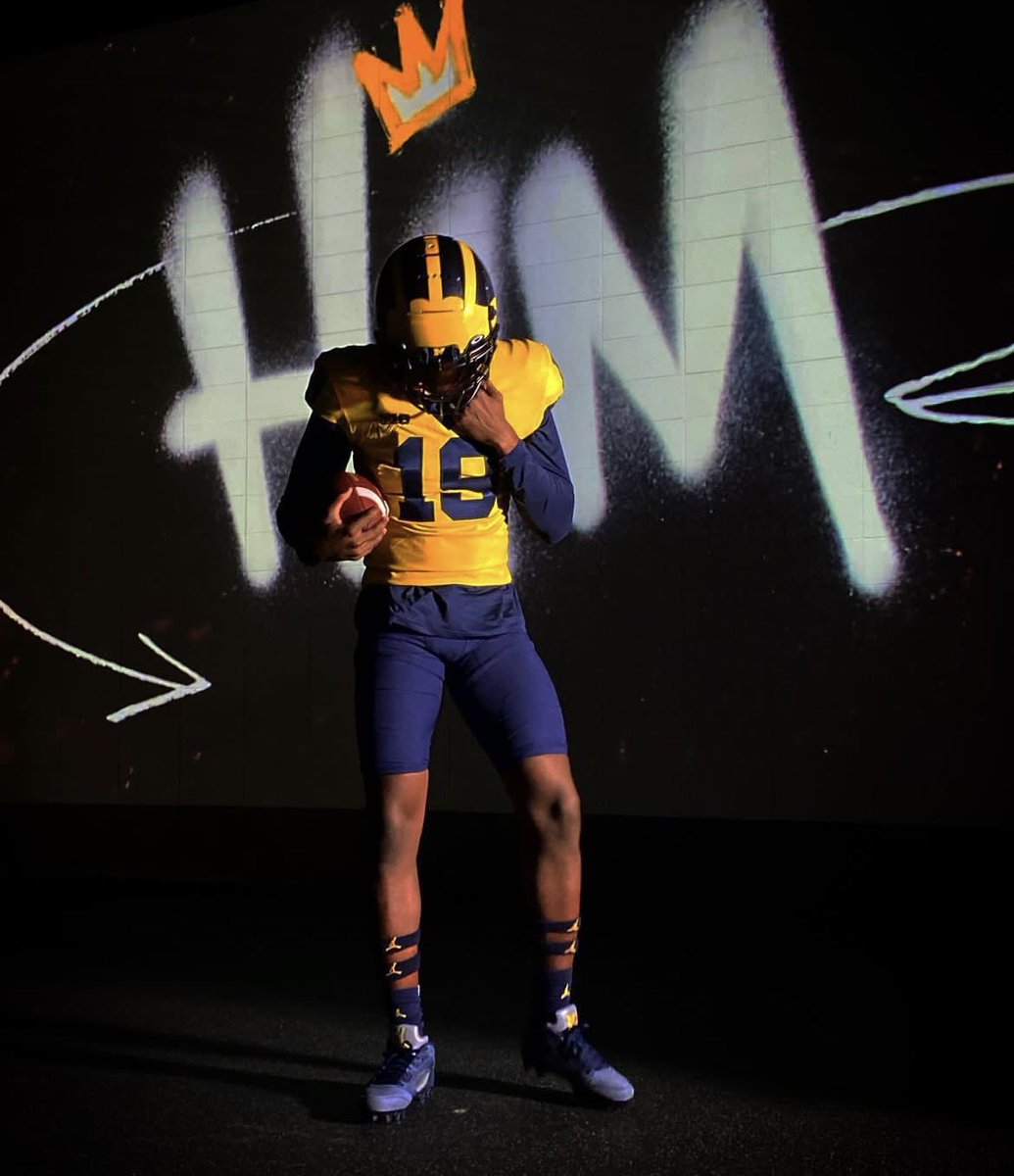 uofmcoverage's tweet photo. 2025 5⭐️ QB Bryce Underwood on his Michigan visit this weekend #GoBlue @bryceunderwoo16 https://t.co/2Huh9iIACp