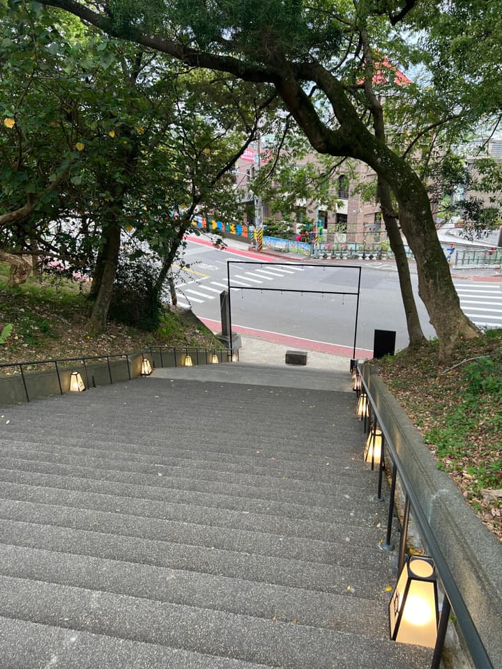 FRabbitBox's tweet photo. 我這直接直言了沒什麼好避諱的
關於「桃園神社」內的日本神祇
被國民黨桃園市政府趕回日本
身為桃園人我非常心痛
既不尊重宗教自由以及商業自由
更抹殺了台日友好關係
日本人還為台灣各神社募資
其中就有桃園神社
(連結見下)
這兩張照片是網友拍的
左為現狀 右張為去年12/31的模樣
唉
觀光景點-1 https://t.co/jI3k3vpNFb