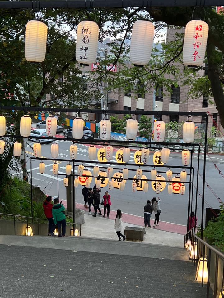 FRabbitBox's tweet photo. 我這直接直言了沒什麼好避諱的
關於「桃園神社」內的日本神祇
被國民黨桃園市政府趕回日本
身為桃園人我非常心痛
既不尊重宗教自由以及商業自由
更抹殺了台日友好關係
日本人還為台灣各神社募資
其中就有桃園神社
(連結見下)
這兩張照片是網友拍的
左為現狀 右張為去年12/31的模樣
唉
觀光景點-1 https://t.co/jI3k3vpNFb