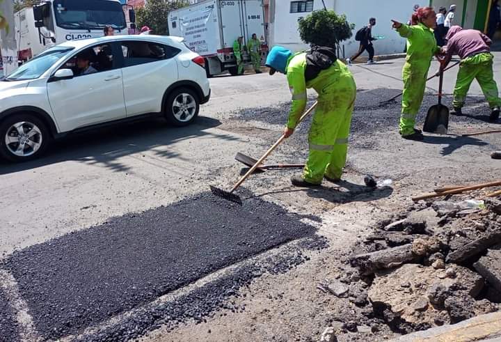 SEBIEN_cdmx's tweet photo. ¡Llegó el Bachetón!👷‍♂️🛣️🚧

A petición de las asambleas vecinales, Participación Ciudadana de #SIBISO en coordinación con la @SOBSECDMX realizan trabajos de bacheo en 333 colonias de la Ciudad.

Esto es #BienestarEnTuColonia. 🫶

🗓️ Revisa el calendario en:
https://t.co/dzbWOYKdWS https://t.co/3nBiwZZ3eR