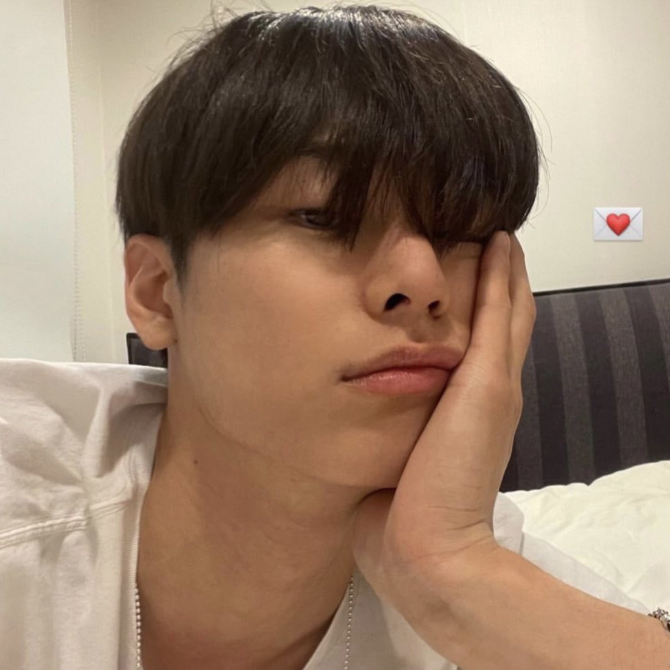 KISSYJEONS's tweet photo. he’s so https://t.co/raGvQKiijB