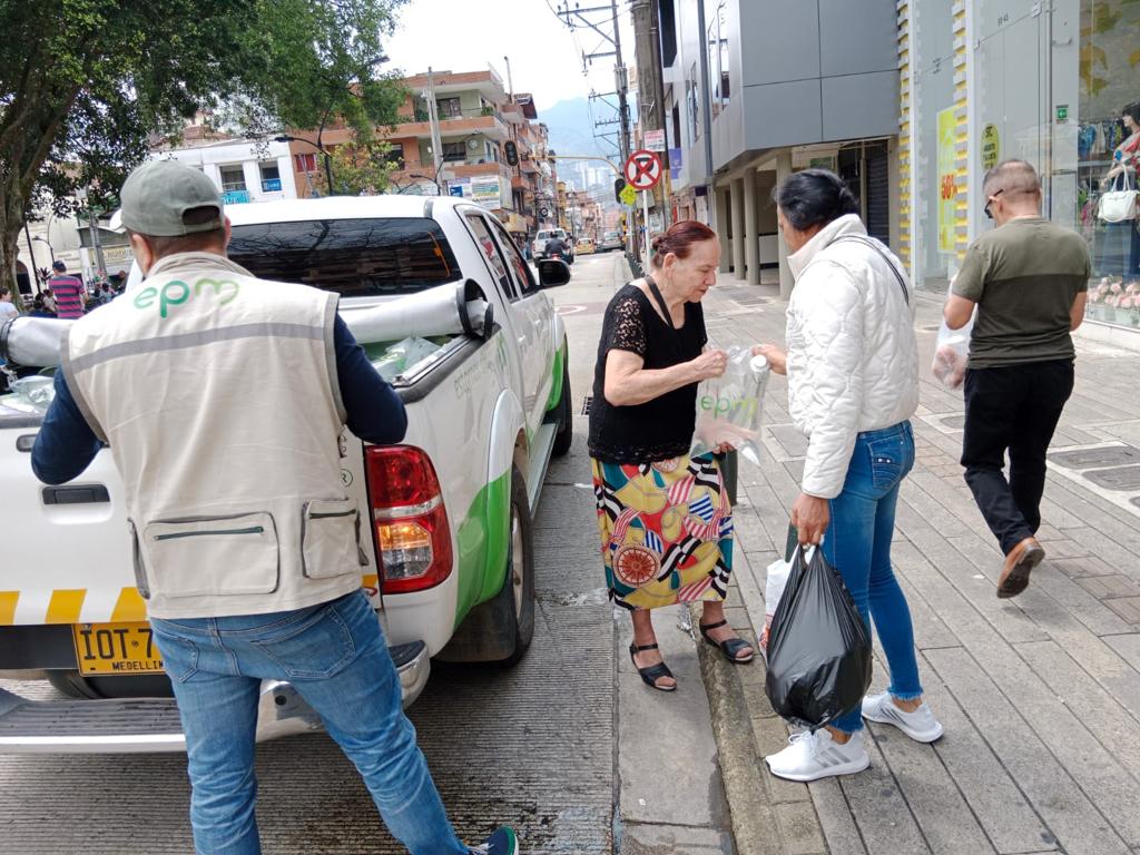 EPMestamosahi's tweet photo. [A esta hora] Avanzamos en la entrega de agua potable en el sector residencial impactado por las #InterrupcionesProgramadasEPM de #AcueductoEPM https://t.co/5ygD7QSsON