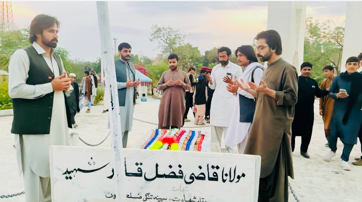 PSFMarkaz's tweet photo. صوبائی سینئر نائب صدر عبدالصمد خان، ضلعی صدر فیضان خان، ضلعی سینئر نائب صدر لقمان مندیو، ڈپٹی جنرل سیکرٹری فیضان منڈان، سابق صدر سلمان شاہ اور دیگر ذمہ دار ساتھی بھی ہمراہ تھے۔
#PSFPakhtunkhwa | #PSFBannu https://t.co/TQ9UhhlBmF