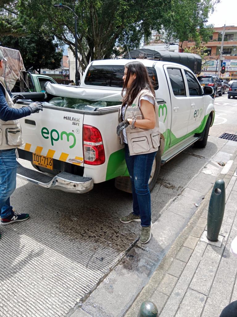 EPMestamosahi's tweet photo. [A esta hora] Avanzamos en la entrega de agua potable en el sector residencial impactado por las #InterrupcionesProgramadasEPM de #AcueductoEPM https://t.co/5ygD7QSsON