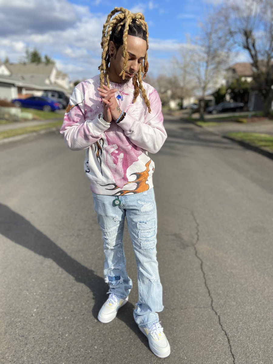 _lilindigo's tweet photo. What you think you become, what you feel you attract, what you imagine, you create 👁️✨🔮

Blessed to make it too a quarter century 🙏🏽

25 lookin good on me. 

📸: @qveenpurp 

#YGSHIII #I2$ https://t.co/WpefmjrOiP
