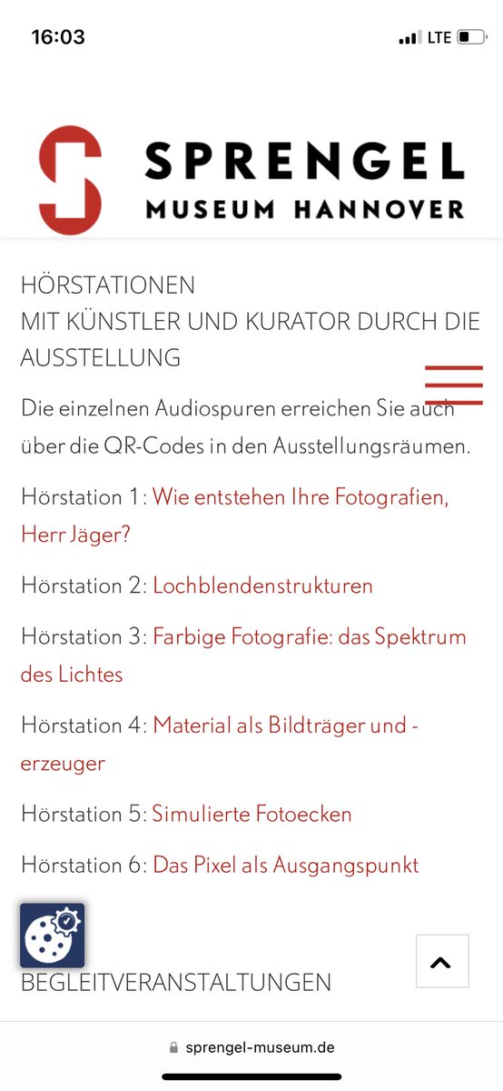 Von der Generativen Fotografie mit Lochblende bis zu Pixelmosaiken.
Das iPhone will Werke als QR-Code identifizieren, scheitert.
Echte QR-Codes führen zu bereichernden Soundspuren:
Kurator & Künstler begleiten im  Gespräch durch die Ausstellung. 👌 #digkv sprengel-museum.de/ausstellungen/…