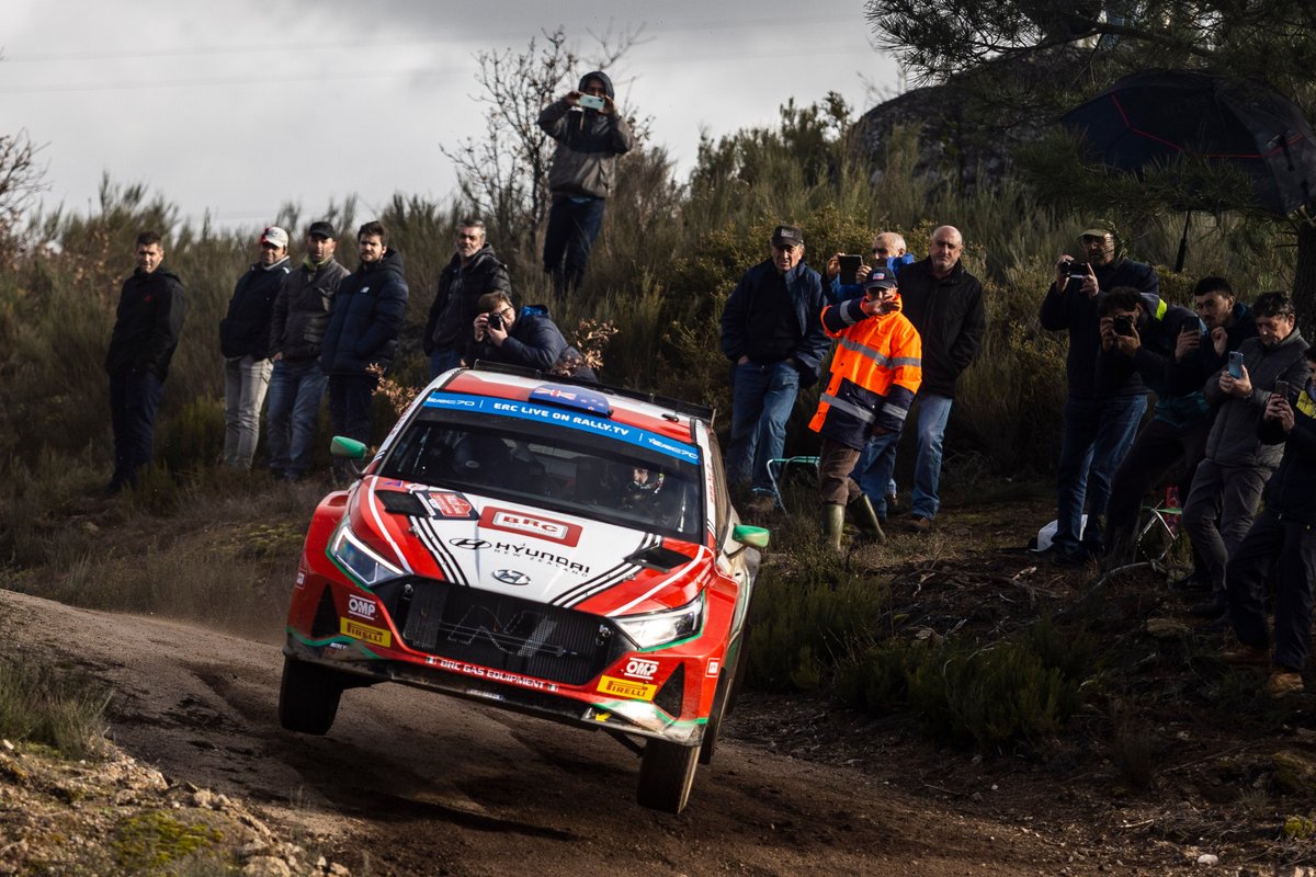 LVRally's tweet photo. Wow! Pašā pēdējā #FIAERC #RallyFafe ātrumposmā līderim @MikkoHeikkila92 nākas mainīt riteni 💔🛞
Sāpīga neveiksme atsviež somu ekipāžu uz astoto vietu, bet par 2023. gada sezonas pirmā posma uzvarētaju kļūst @HaydenPaddon 🏆🍾💐🙌
📸 #RedBullContentPool https://t.co/bcElVs7QIt