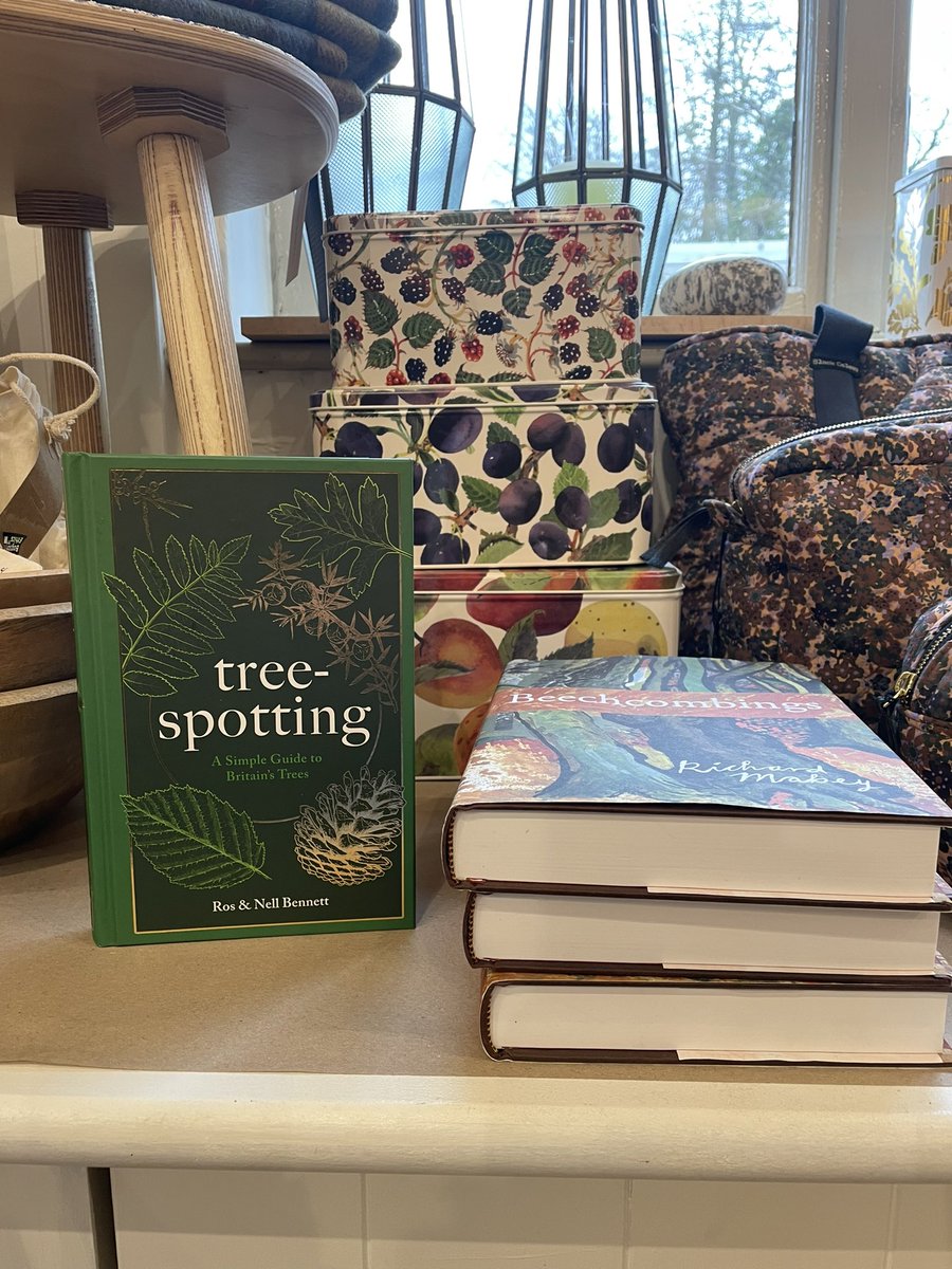 AnnabelR0binson's tweet photo. Happy Sunday! Spotted a bevvy of @welbeckpublish books in my favourite Lake District shop & cafe - shout out to Chesters at Skelwith Bridge #SkelwithBridge #LakeDistrict #TheLakeDistrict #book #BookTwitter #Publishing #HappySunday #TreeSpotting @Battersea @NickGoldsmith10 https://t.co/XEu5rr7Slx