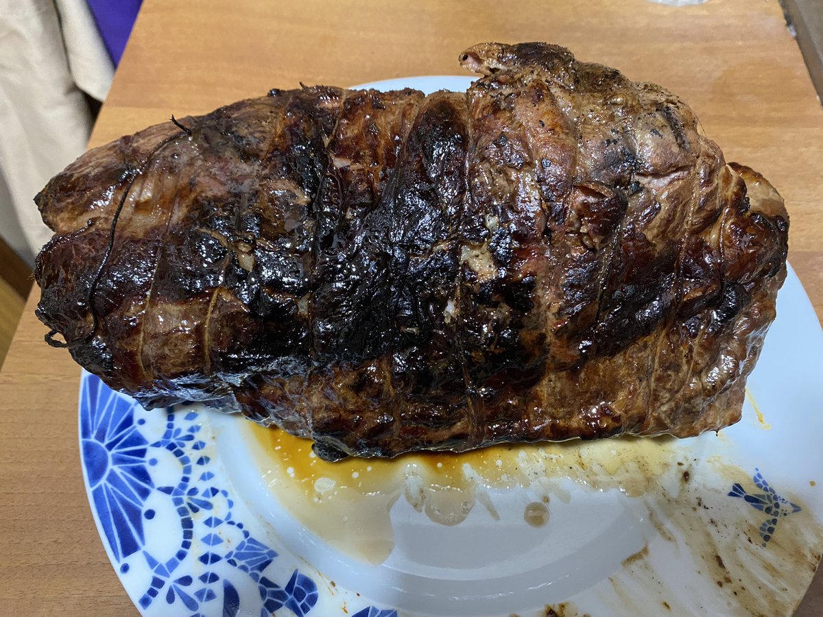 cuinadiscreta's tweet photo. Al principi semblava que no tirava i que les fustes mullades havien apagat massa el carbó, però al final s’ha animat! 🔥 ja va bé que la temperatura sigui més aviat baixa, volem fumar i no coure.

Mentrestant hem fet un vermutet i hem menjat la resta de l’arròs d’ahir :) https://t.co/uSQgZj2GTP