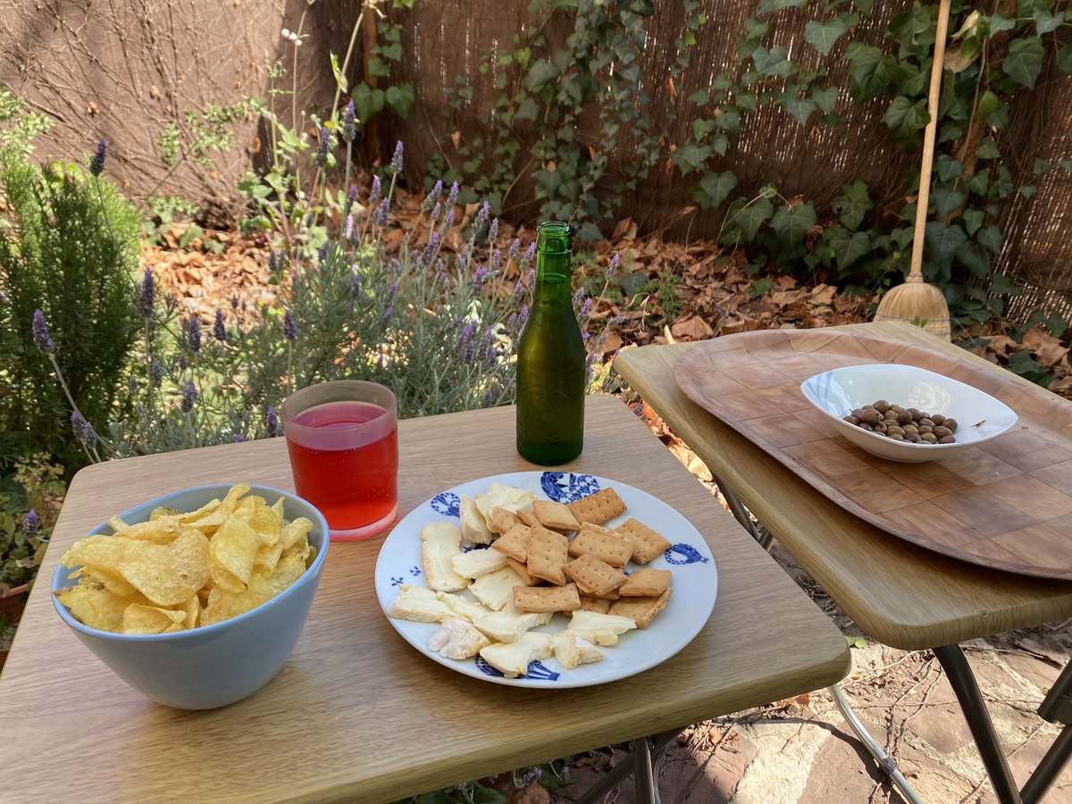 cuinadiscreta's tweet photo. Al principi semblava que no tirava i que les fustes mullades havien apagat massa el carbó, però al final s’ha animat! 🔥 ja va bé que la temperatura sigui més aviat baixa, volem fumar i no coure.

Mentrestant hem fet un vermutet i hem menjat la resta de l’arròs d’ahir :) https://t.co/uSQgZj2GTP